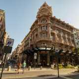 Murat - Oltrepassando corso Vittorio Emanuele ci ritroviamo nel �murattiano�, delimitato dalla via predetta, via Quintino Sella, i binari della ferrovia e corso Cavour. Realizzato a partire dal 1813 come una perfetta scacchiera, dal Secondo Dopoguerra ha subito una rivoluzione che ha portato alla demolizione degli antichi edifici a favore di fabbricati moderni
